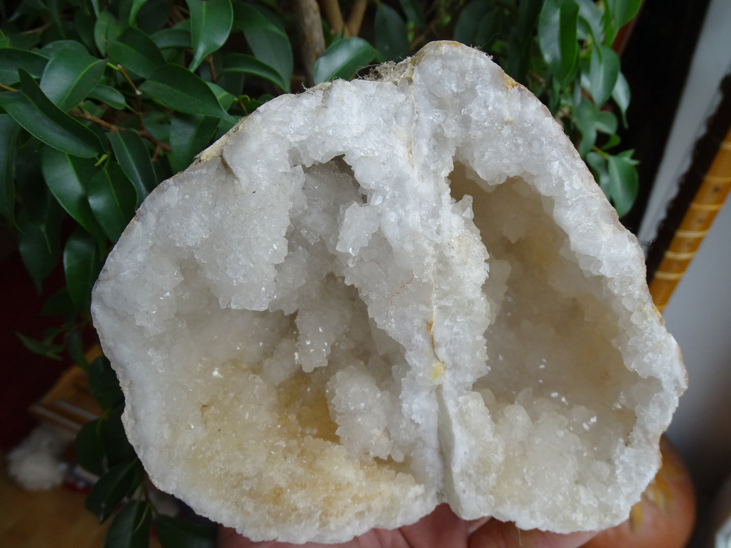 Géode en quartz/ Cristal de roche naturel de 16x14x12 centimètres de hauteur - 1684 grammes. Provenance, Madagascar. Magnifique spécimen de géode jumeler naturellement...et très puissant !