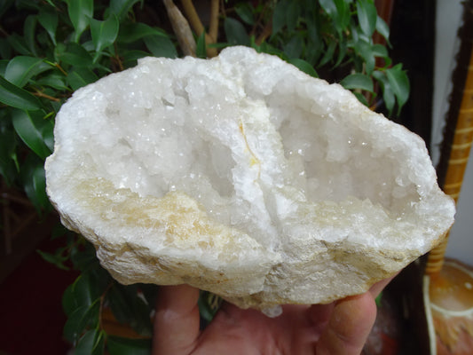 Géode en quartz/ Cristal de roche naturel de 16x14x12 centimètres de hauteur - 1684 grammes. Provenance, Madagascar. Magnifique spécimen de géode jumeler naturellement...et très puissant !