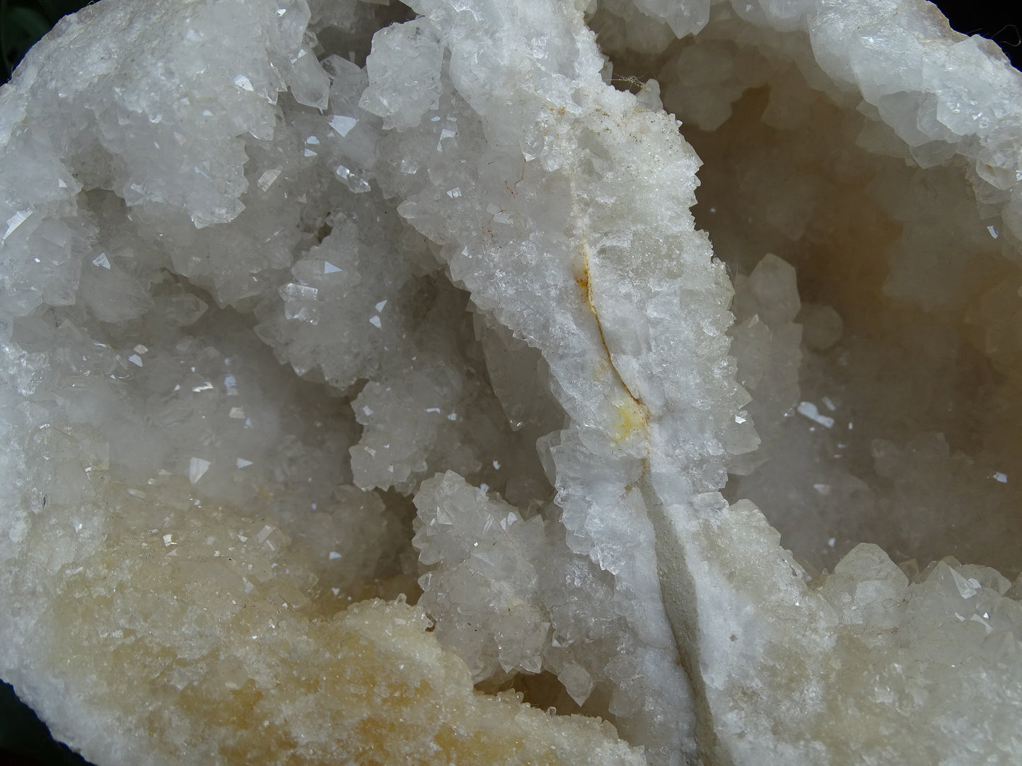 Géode en quartz/ Cristal de roche naturel de 16x14x12 centimètres de hauteur - 1684 grammes. Provenance, Madagascar. Magnifique spécimen de géode jumeler naturellement...et très puissant !