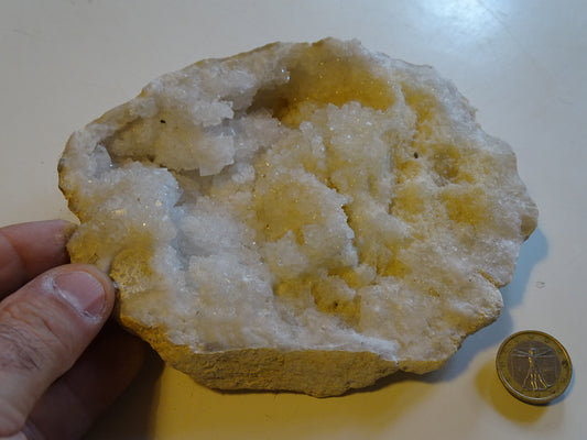 Géode en quartz/ Cristal de roche naturel de 16x13x4 centimètres de hauteur - 785 grammes. Provenance, Madagascar. Magnifique spécimen de géode jumeler naturellement...et très puissant !