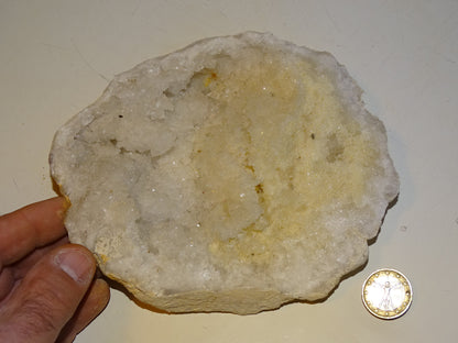 Géode en quartz/ Cristal de roche naturel de 16x13x4 centimètres de hauteur - 785 grammes. Provenance, Madagascar. Magnifique spécimen de géode jumeler naturellement...et très puissant !