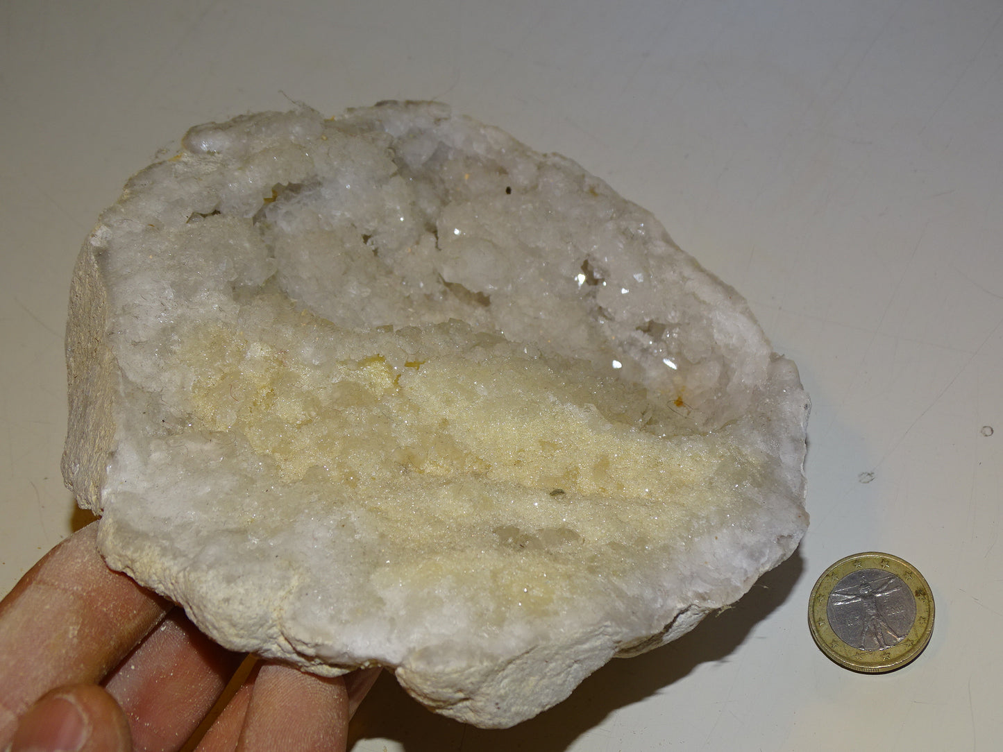 Géode en quartz/ Cristal de roche naturel de 16x13x4 centimètres de hauteur - 785 grammes. Provenance, Madagascar. Magnifique spécimen de géode jumeler naturellement...et très puissant !