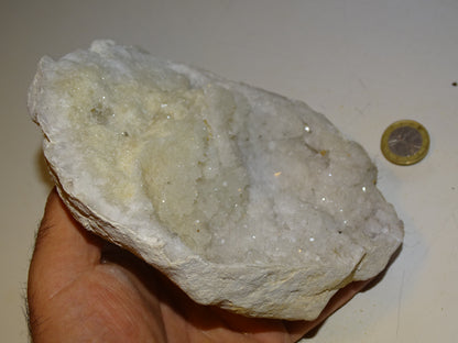 Géode en quartz/ Cristal de roche naturel de 16x13x4 centimètres de hauteur - 785 grammes. Provenance, Madagascar. Magnifique spécimen de géode jumeler naturellement...et très puissant !