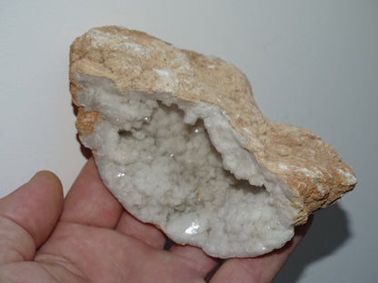 Géode en quartz/ Cristal de roche naturel de 16 L x 13 l x 6 centimètres de hauteur - 344 grammes. Provenance, Madagascar. Magnifique spécimen...!