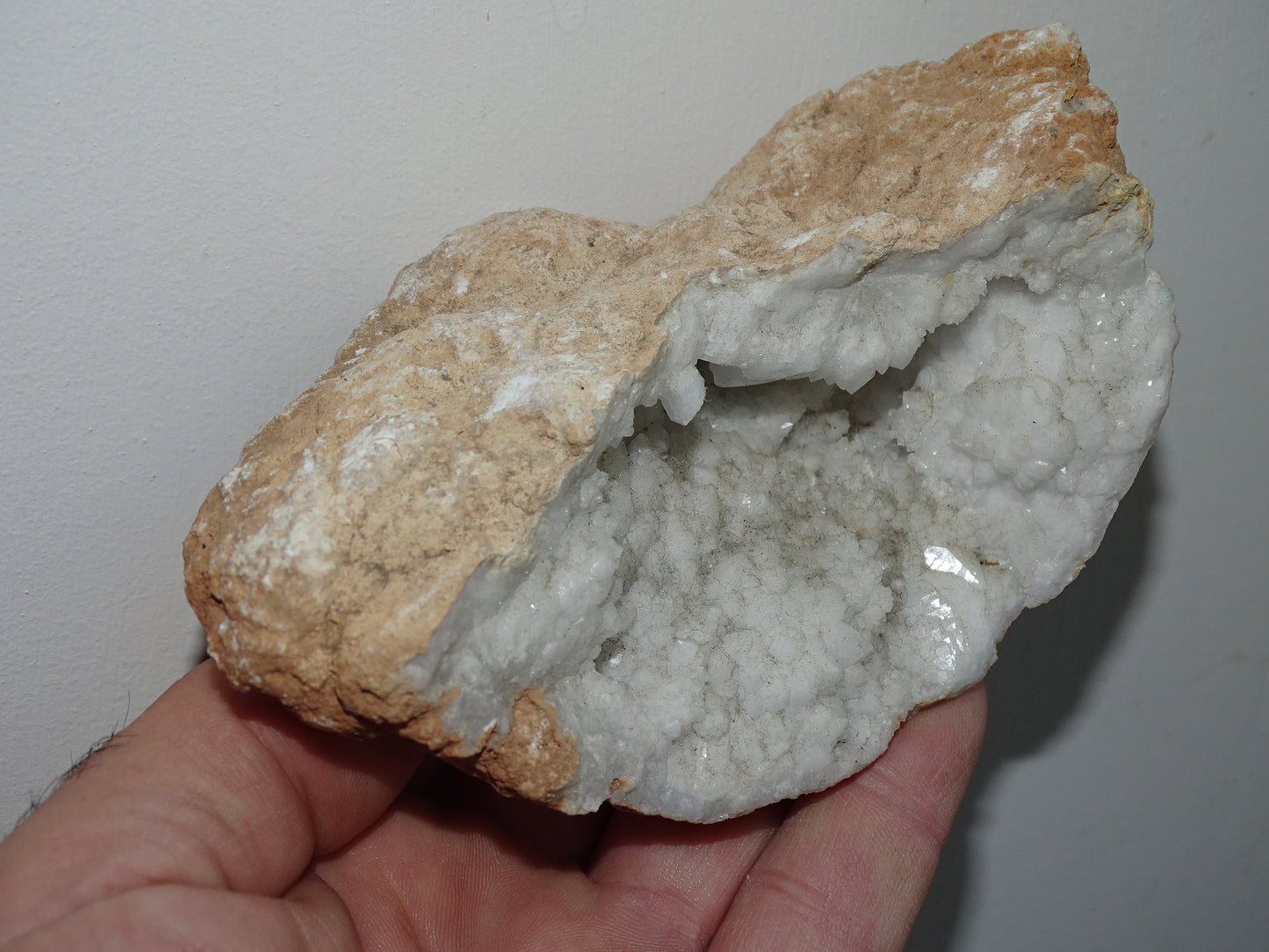 Géode en quartz/ Cristal de roche naturel de 16 L x 13 l x 6 centimètres de hauteur - 344 grammes. Provenance, Madagascar. Magnifique spécimen...!