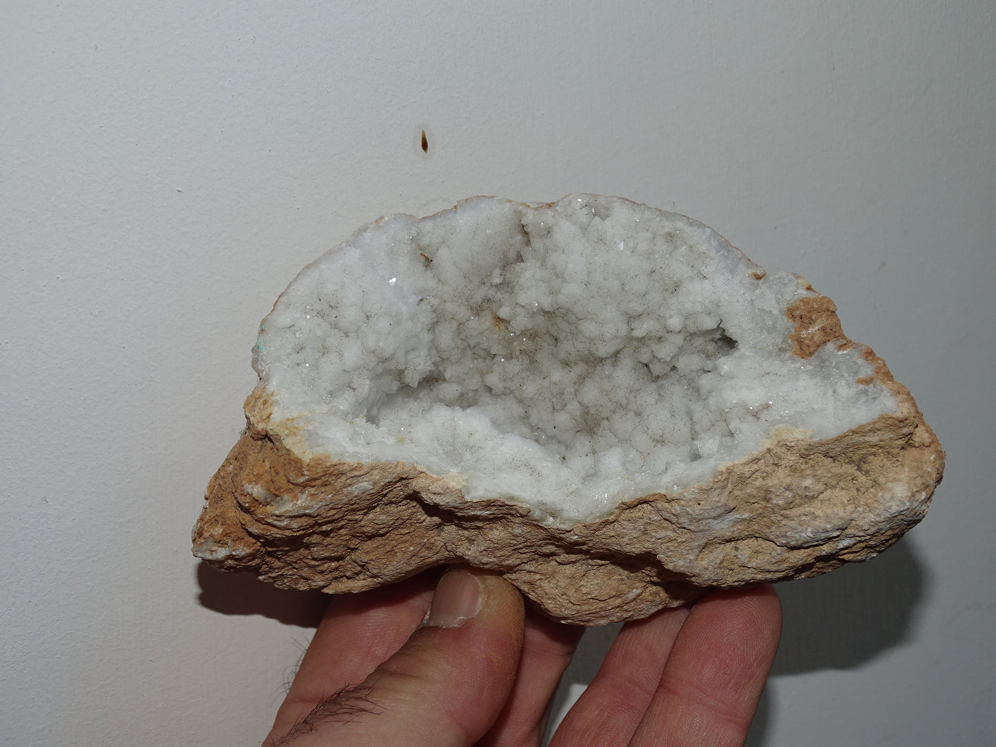 Géode en quartz/ Cristal de roche naturel de 16 L x 13 l x 6 centimètres de hauteur - 344 grammes. Provenance, Madagascar. Magnifique spécimen...!