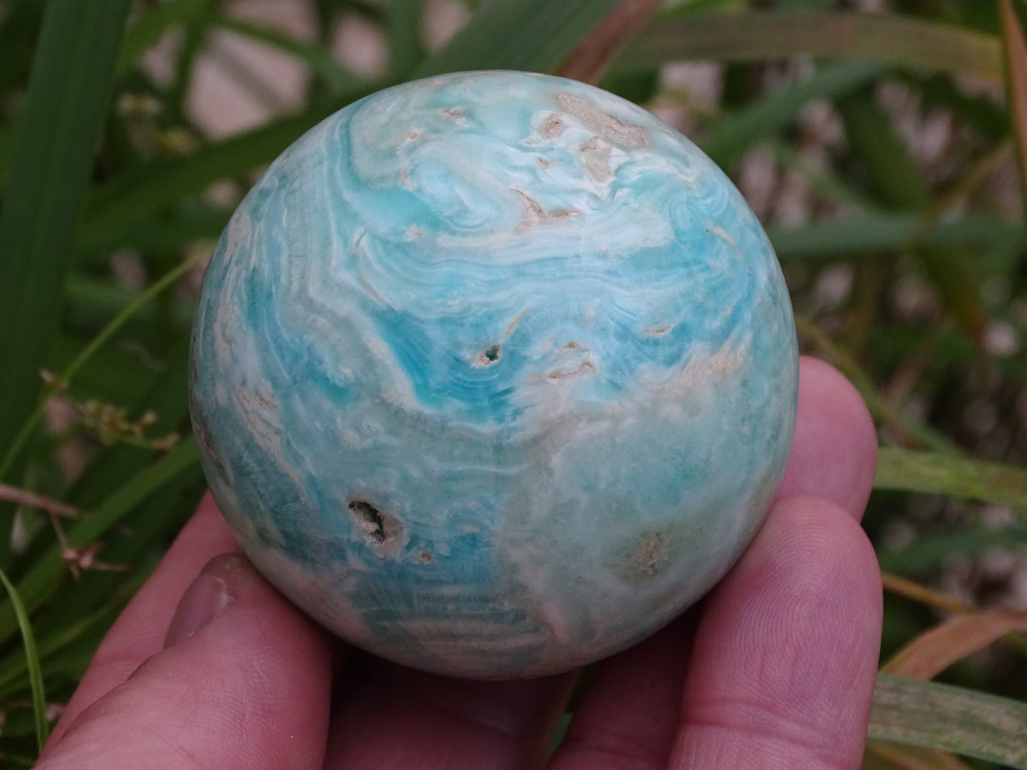 Aragonite Bleue, sphère de 58 millimètres - 280 grammes. une pierre naturellement belle ! Parfait pour la lithothérapie, collection, exposition...!