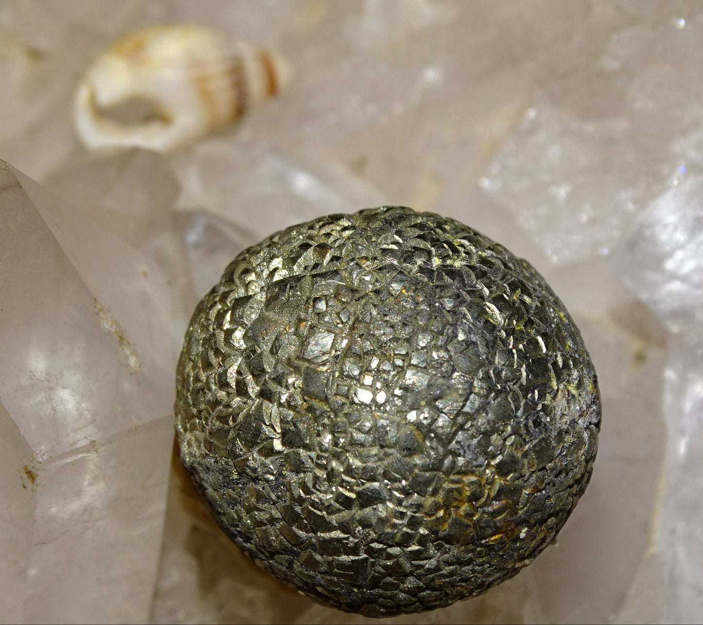 Pyrite 'ball', spècimen quasi sphérique naturellement, de 40 millimètres - 56 grammes. une petite merveille ! Parfait pour la lithothérapie, collection, exposition...!