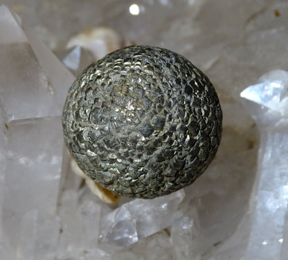 Pyrite 'ball', spècimen quasi sphérique naturellement, de 40 millimètres - 56 grammes. une petite merveille ! Parfait pour la lithothérapie, collection, exposition...!