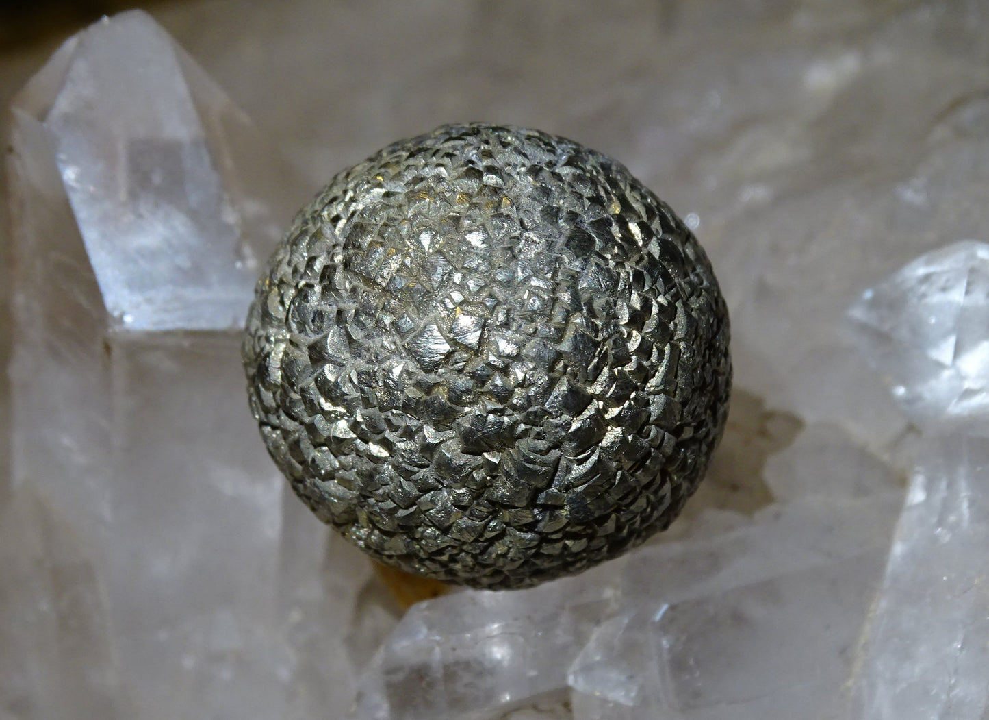 Pyrite 'ball', spècimen quasi sphérique naturellement, de 40 millimètres - 56 grammes. une petite merveille ! Parfait pour la lithothérapie, collection, exposition...!