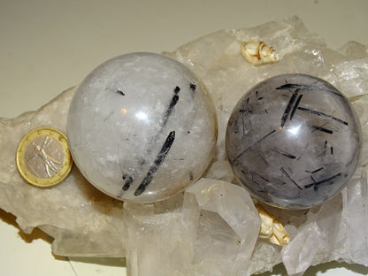 Sphères de Cristal/ Quartz avec inclusions de tourmaline noire, de 46 et 52 millimètres - 136 et 196 grammes. une pierre surprenante ! Parfait pour la lithothérapie, collection, exposition...!