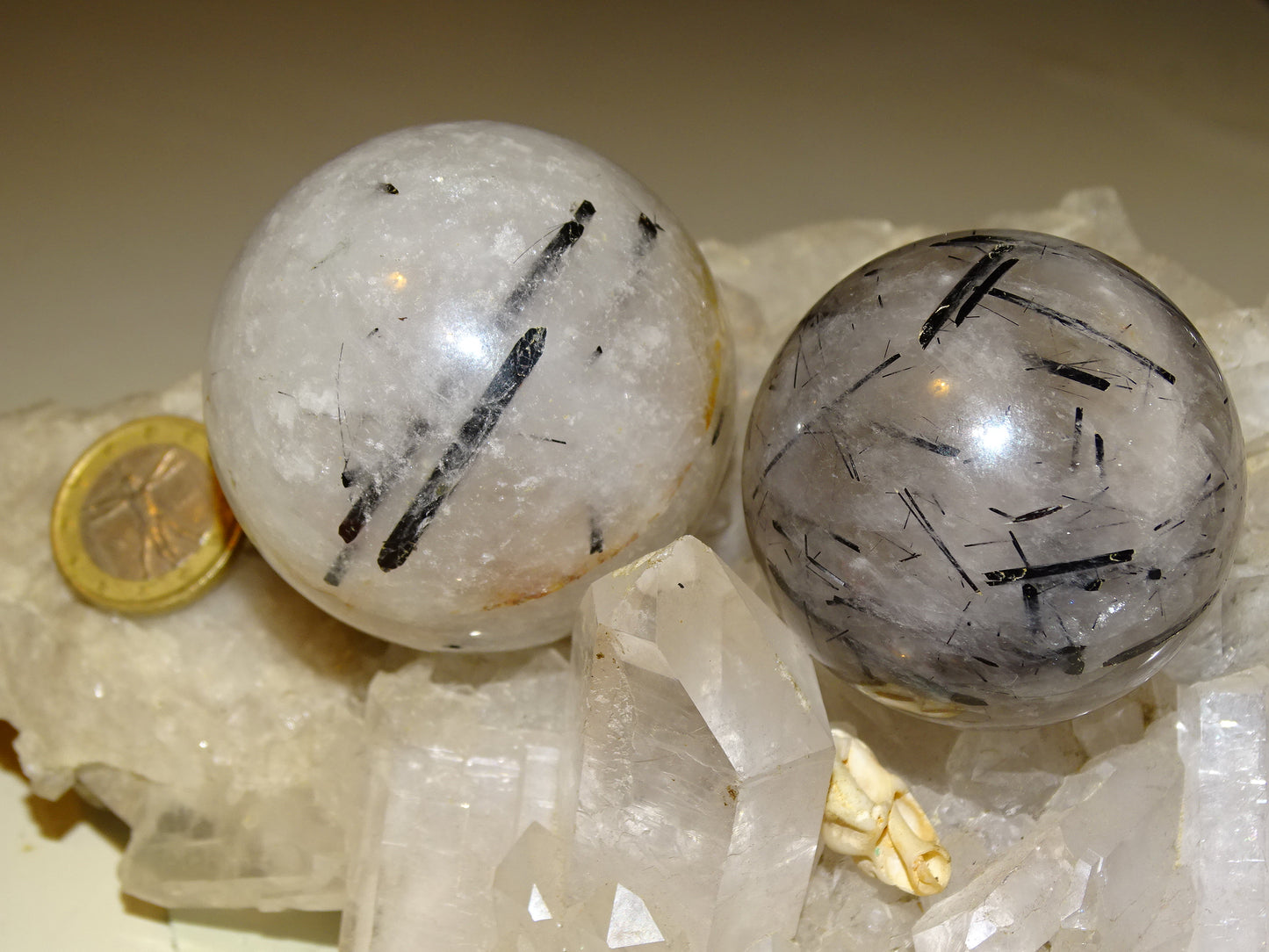 Sphères de Cristal/ Quartz avec inclusions de tourmaline noire, de 46 et 52 millimètres - 136 et 196 grammes. une pierre surprenante ! Parfait pour la lithothérapie, collection, exposition...!