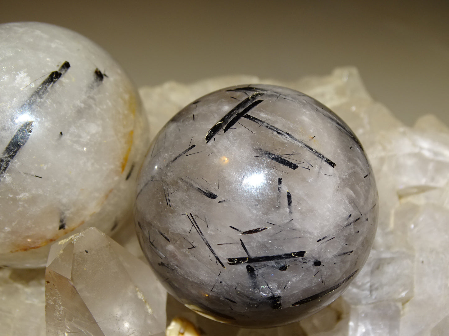 Sphères de Cristal/ Quartz avec inclusions de tourmaline noire, de 46 et 52 millimètres - 136 et 196 grammes. une pierre surprenante ! Parfait pour la lithothérapie, collection, exposition...!