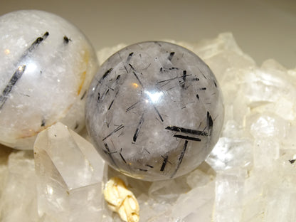 Sphères de Cristal/ Quartz avec inclusions de tourmaline noire, de 46 et 52 millimètres - 136 et 196 grammes. une pierre surprenante ! Parfait pour la lithothérapie, collection, exposition...!