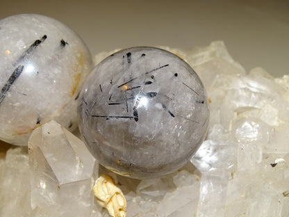 Sphères de Cristal/ Quartz avec inclusions de tourmaline noire, de 46 et 52 millimètres - 136 et 196 grammes. une pierre surprenante ! Parfait pour la lithothérapie, collection, exposition...!