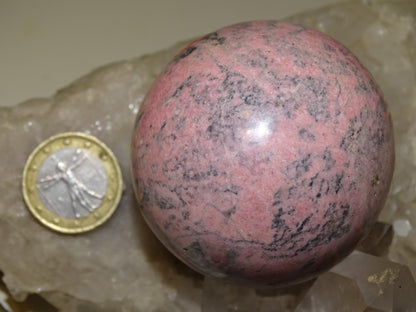 sphère en rhodonite, pièce unique de 56 millimètres, de317 grammes. Magnifique qualité, superbe couleur rose ! Parfait pour la lithothérapie, collection, exposition...!