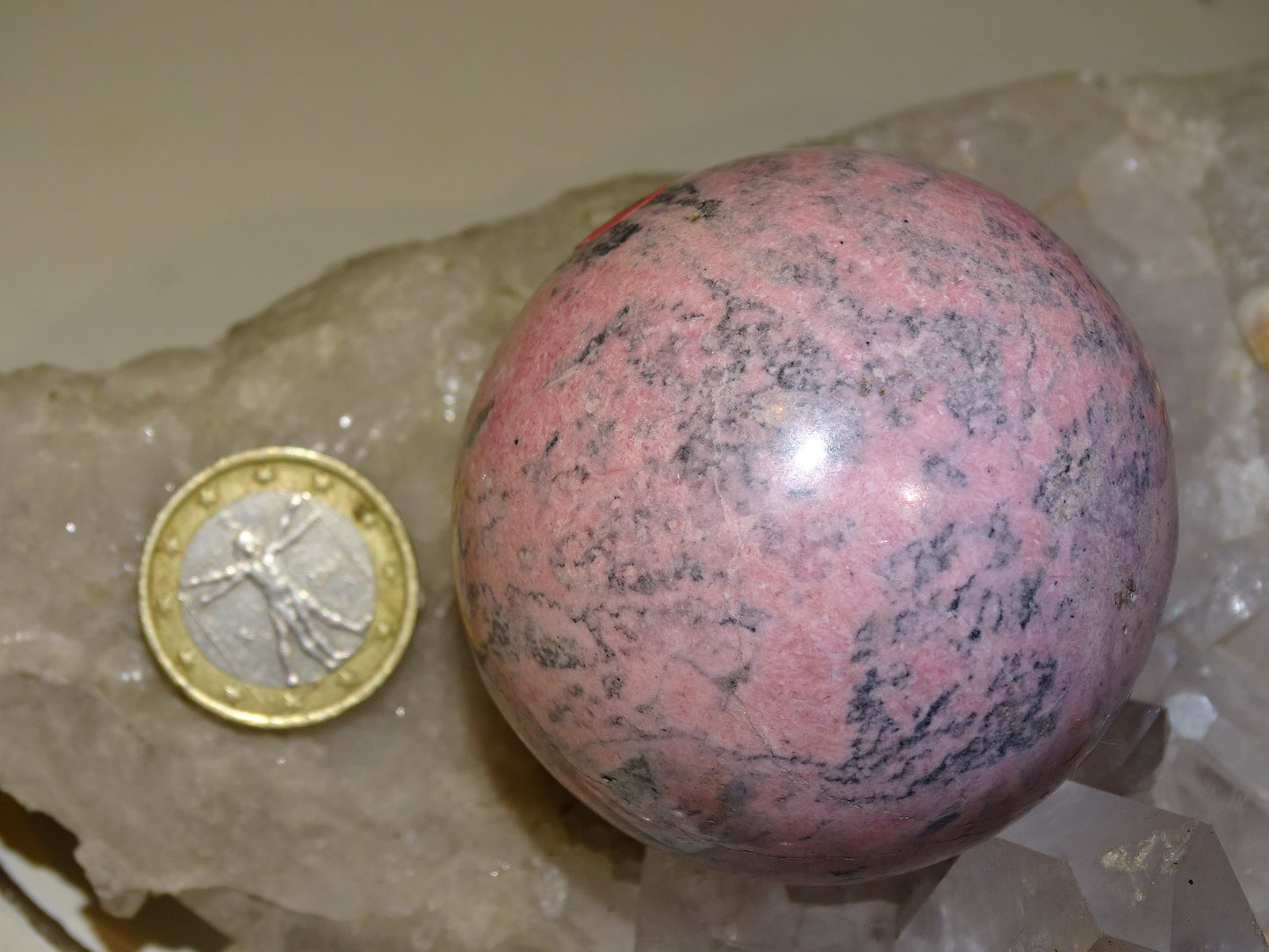 sphère en rhodonite, pièce unique de 56 millimètres, de317 grammes. Magnifique qualité, superbe couleur rose ! Parfait pour la lithothérapie, collection, exposition...!