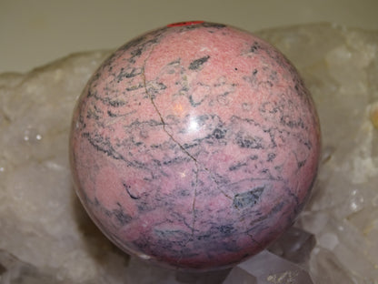 sphère en rhodonite, pièce unique de 56 millimètres, de317 grammes. Magnifique qualité, superbe couleur rose ! Parfait pour la lithothérapie, collection, exposition...!