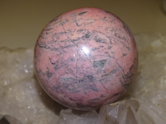 sphère en rhodonite, pièce unique de 56 millimètres, de317 grammes. Magnifique qualité, superbe couleur rose ! Parfait pour la lithothérapie, collection, exposition...!