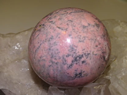 sphère en rhodonite, pièce unique de 56 millimètres, de317 grammes. Magnifique qualité, superbe couleur rose ! Parfait pour la lithothérapie, collection, exposition...!