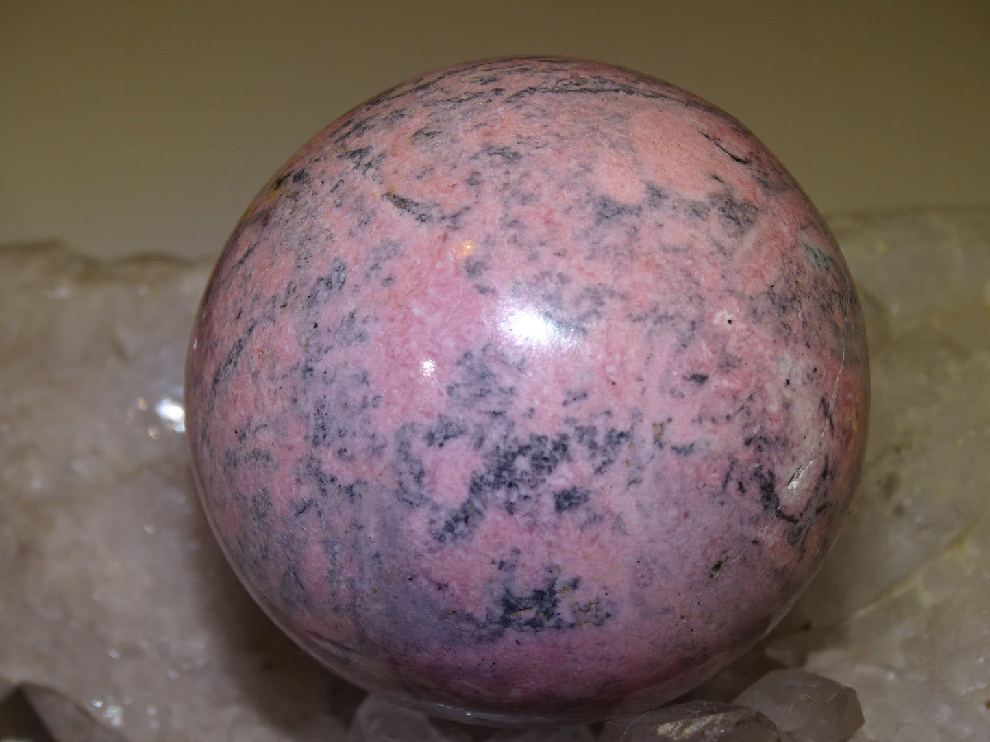 sphère en rhodonite, pièce unique de 56 millimètres, de317 grammes. Magnifique qualité, superbe couleur rose ! Parfait pour la lithothérapie, collection, exposition...!