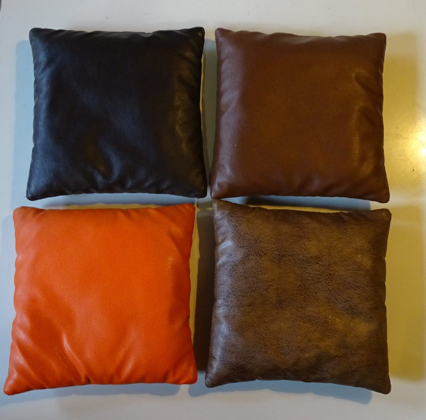 Coussins de 18 x 18 cm pour bols chantants ou autres, '100 % fait main' simili cuir, format au choix, demandez nous un format sur mesure suivant vos besoins.