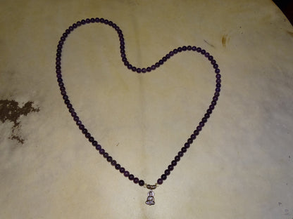 Création Gem & Zen, Mala de 108 perles en amethyste de 88 centimètres de longueur avec pendentif de Bouddha en Argent. Qualité AA à AAA, superbes perles aux reflets violet, parfait !