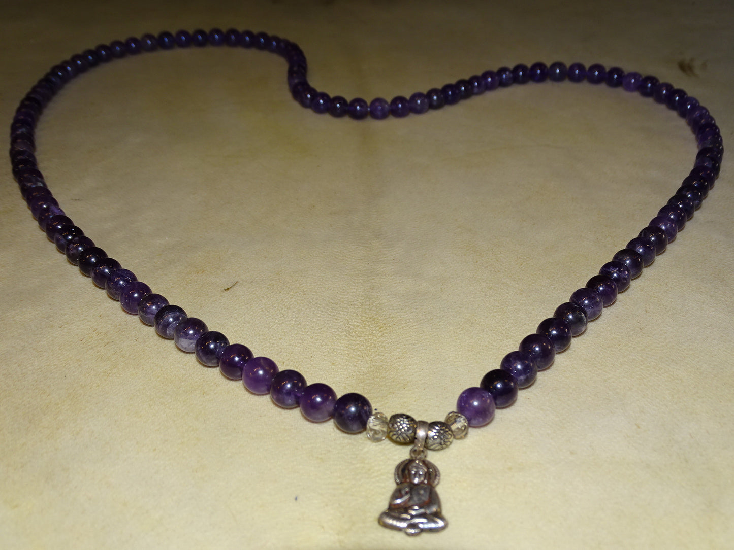 Création Gem & Zen, Mala de 108 perles en amethyste de 88 centimètres de longueur avec pendentif de Bouddha en Argent. Qualité AA à AAA, superbes perles aux reflets violet, parfait !