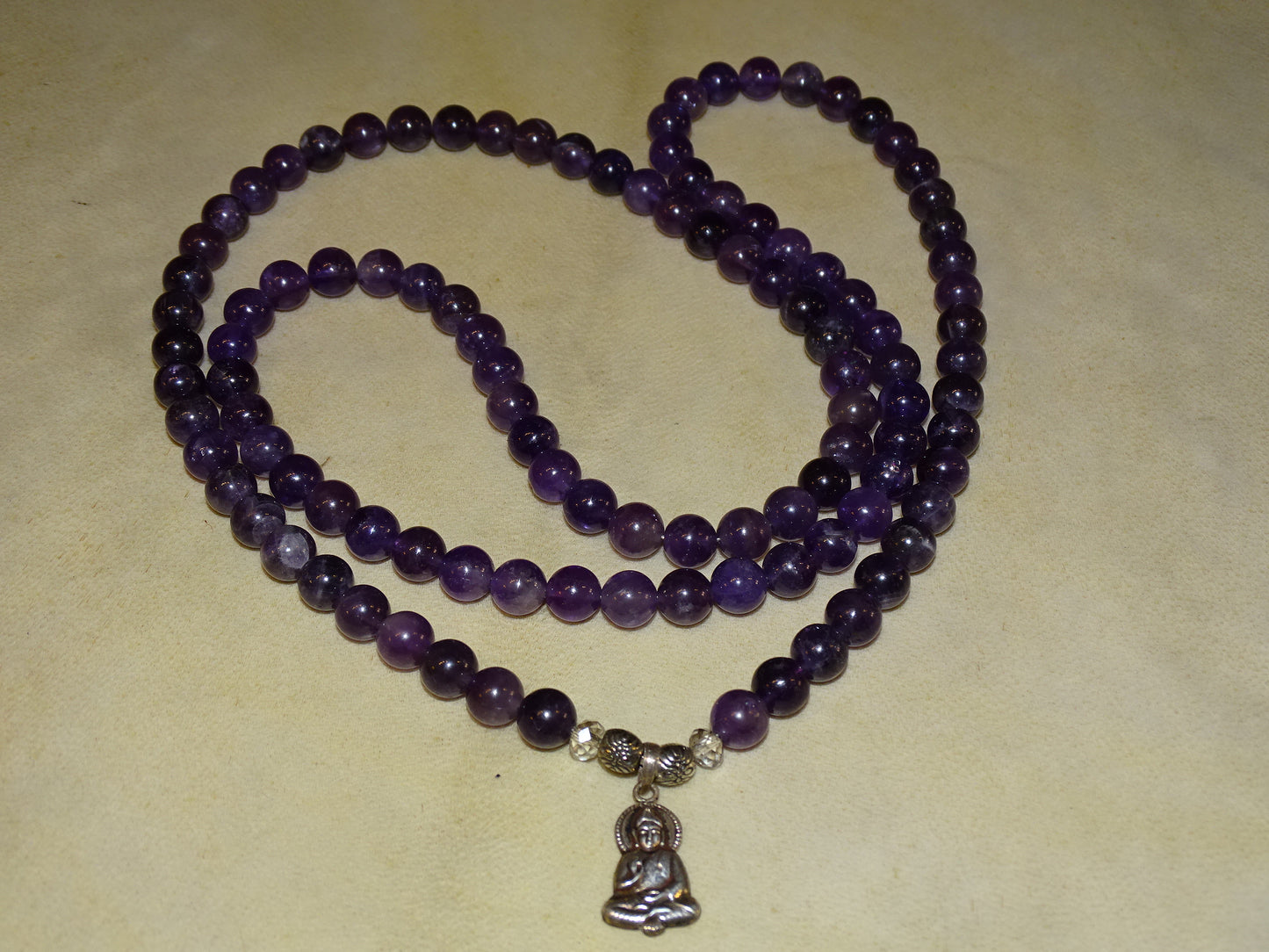 Création Gem & Zen, Mala de 108 perles en amethyste de 88 centimètres de longueur avec pendentif de Bouddha en Argent. Qualité AA à AAA, superbes perles aux reflets violet, parfait !