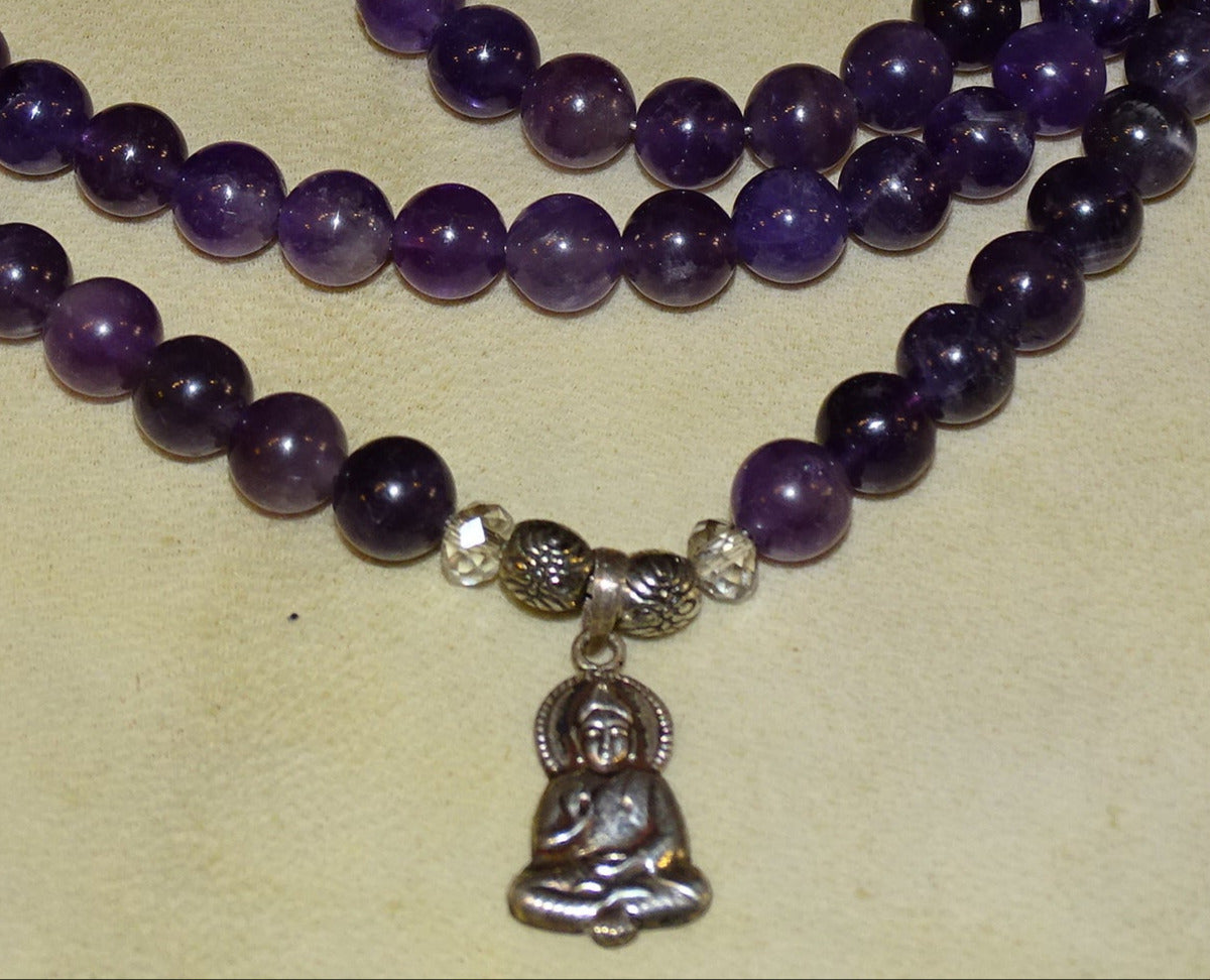 Création Gem & Zen, Mala de 108 perles en amethyste de 88 centimètres de longueur avec pendentif de Bouddha en Argent. Qualité AA à AAA, superbes perles aux reflets violet, parfait !