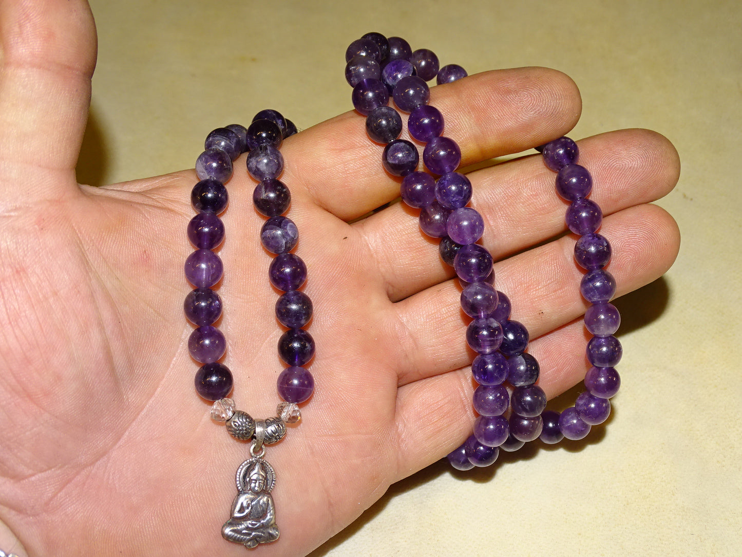 Création Gem & Zen, Mala de 108 perles en amethyste de 88 centimètres de longueur avec pendentif de Bouddha en Argent. Qualité AA à AAA, superbes perles aux reflets violet, parfait !