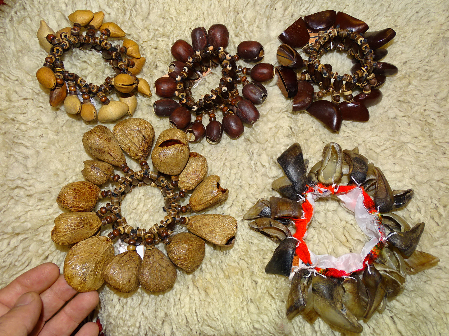 Sélection de bracelets de danses en graines, modèles au choix, fabrication artisanale, parfait pour l'accompagnement, sons fascinants et envoutants !...Graines/ noix : Juju Chacha Pangui Pala Kemiri Tropical beans !