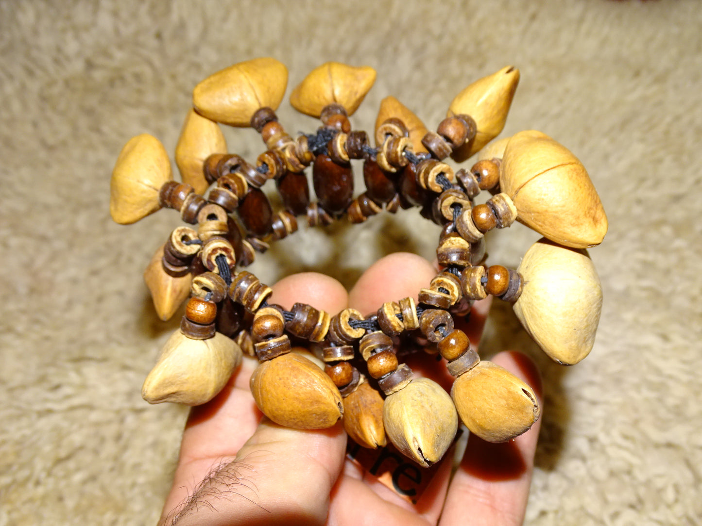 Sélection de bracelets de danses en graines, modèles au choix, fabrication artisanale, parfait pour l'accompagnement, sons fascinants et envoutants !...Graines/ noix : Juju Chacha Pangui Pala Kemiri Tropical beans !