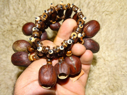 Sélection de bracelets de danses en graines, modèles au choix, fabrication artisanale, parfait pour l'accompagnement, sons fascinants et envoutants !...Graines/ noix : Juju Chacha Pangui Pala Kemiri Tropical beans !