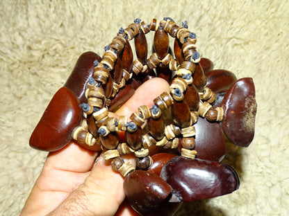 Sélection de bracelets de danses en graines, modèles au choix, fabrication artisanale, parfait pour l'accompagnement, sons fascinants et envoutants !...Graines/ noix : Juju Chacha Pangui Pala Kemiri Tropical beans !