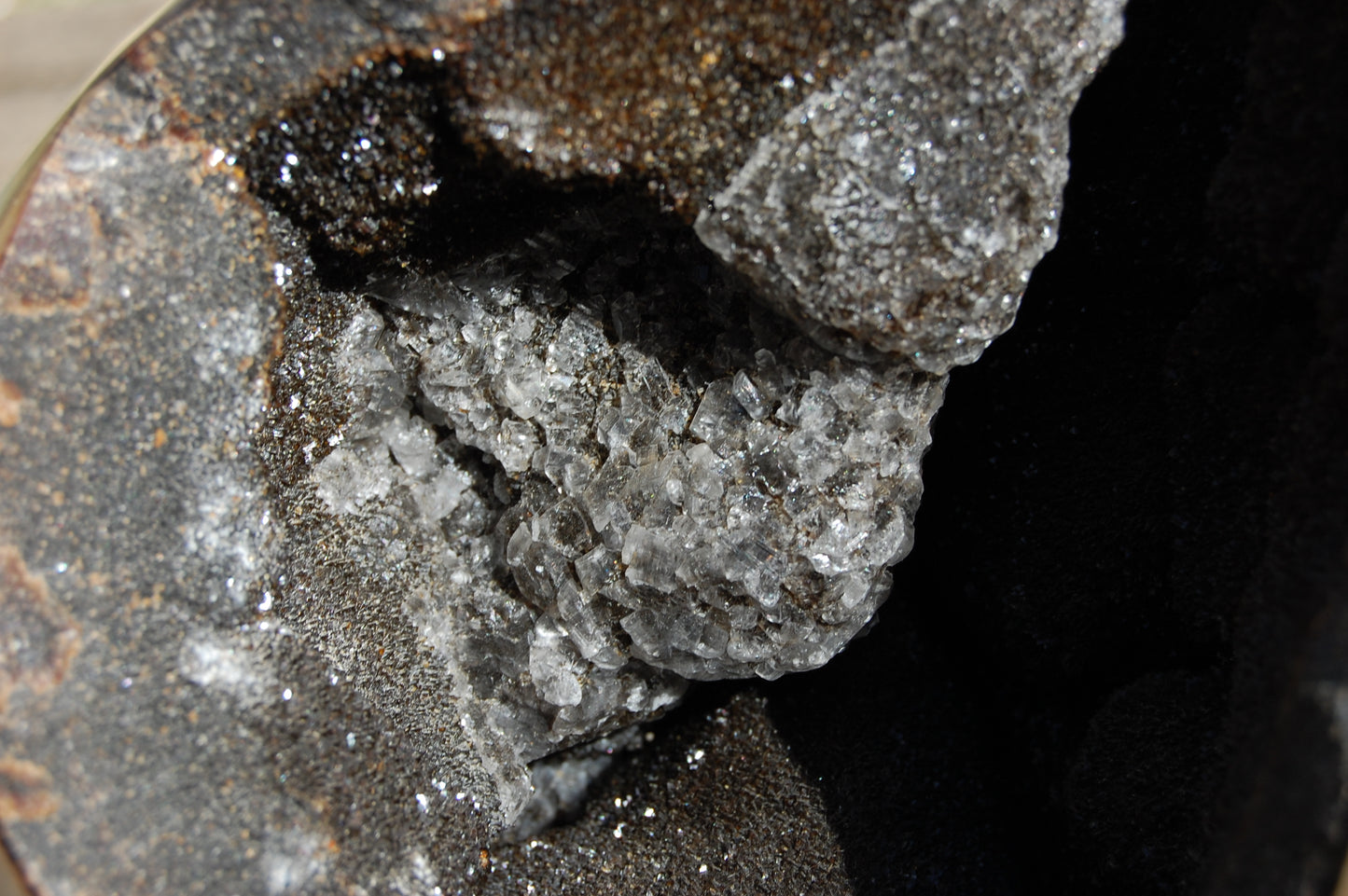 Septaria, géode entière en 2 parties, 8,8 kilogrammes, 28 x 20 x 12 centimètres de diamètre. Vendu avec socle en métal sur mesure. Superbe qualité AA, en provenance de Madagascar. Incroyables effets positifs pour vos collections, expositions...parfait !