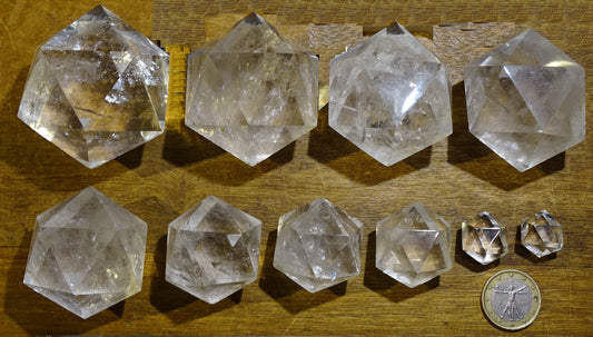 Icosaèdre en cristal de roche, un des 5 Solids/ Solides de Platon, taille S à XL, vente à l'unité. Dimensions des pièces : environ 1,5 à 6 cm. Qualité A à AAA ! Parfait pour l'étude de la géométrie sacré et ses applications ! (Copie)