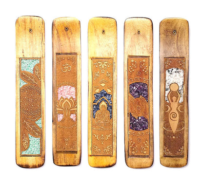 Sélection de brûles-encens en bois d'Orne Indien, richement décorés d'incrustation de pierres. Taille de 25/26 cm de long. Convient pour brûler des bâtonnets d'encens plus fin, superbes modèles !