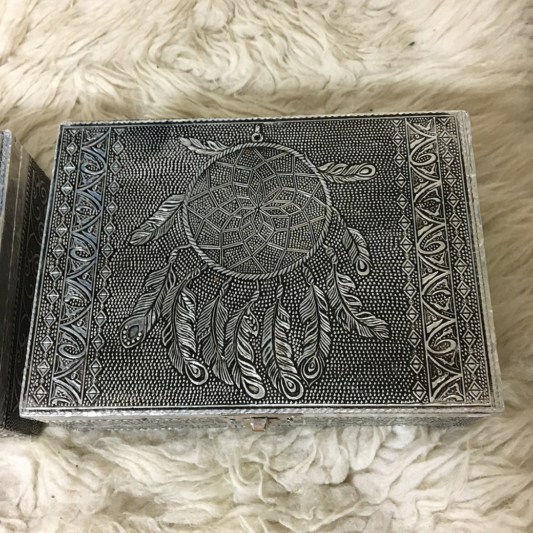 Boîte à tarot ou bijoux, en bois habillée de feuilles d'aluminium avec une jolie gravure, avec du feutre à l'intérieur et des pieds en caoutchouc.  18x13x6cm - 430 grammes. Fait en inde