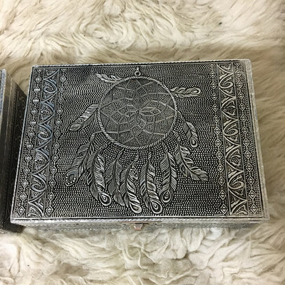 Boîte à tarot ou bijoux, en bois habillée de feuilles d'aluminium avec une jolie gravure, avec du feutre à l'intérieur et des pieds en caoutchouc.  18x13x6cm - 430 grammes. Fait en inde