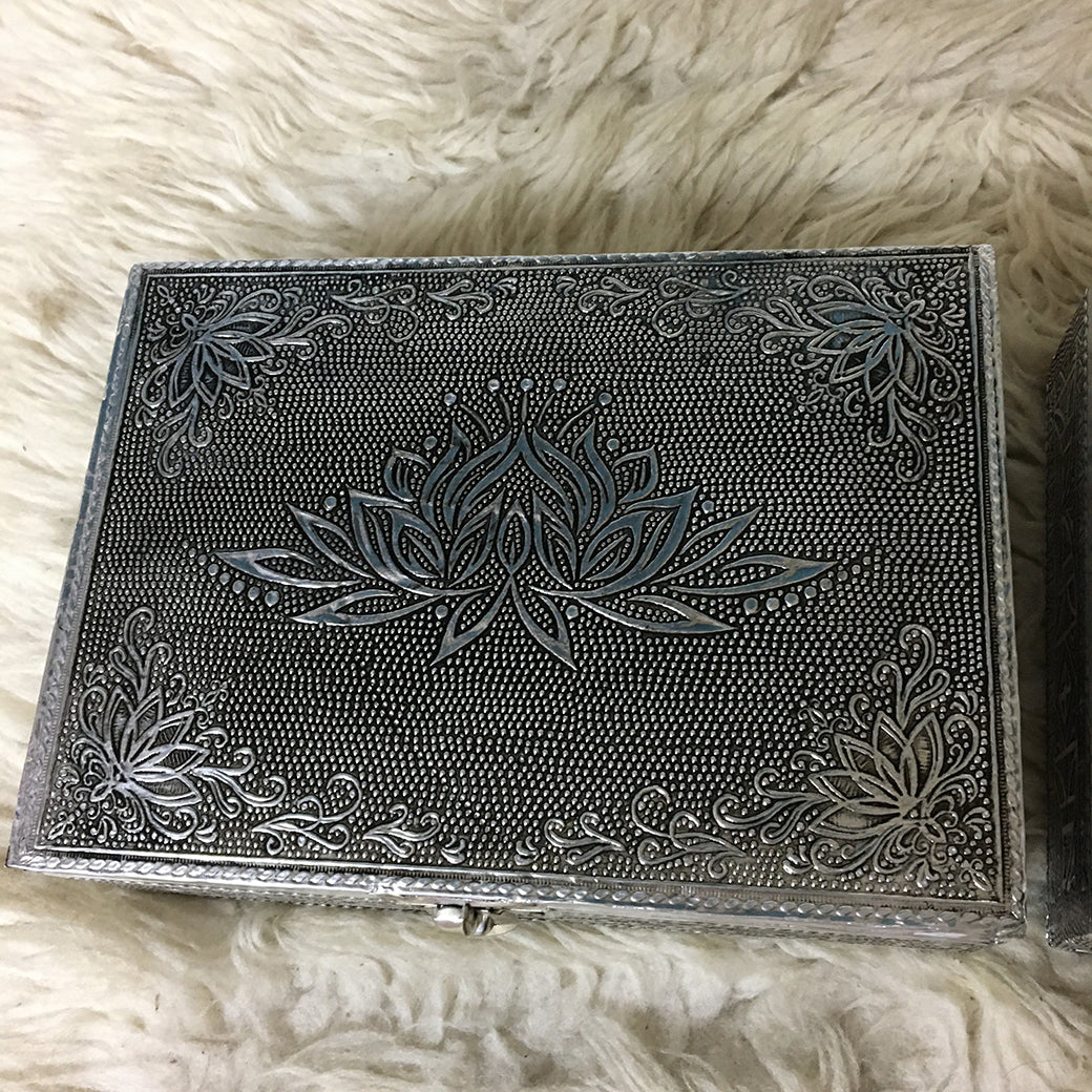 Boîte à tarot ou bijoux, en bois habillée de feuilles d'aluminium avec une jolie gravure, avec du feutre à l'intérieur et des pieds en caoutchouc.  18x13x6cm - 430 grammes. Fait en inde