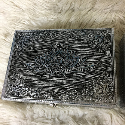 Boîte à tarot ou bijoux, en bois habillée de feuilles d'aluminium avec une jolie gravure, avec du feutre à l'intérieur et des pieds en caoutchouc.  18x13x6cm - 430 grammes. Fait en inde