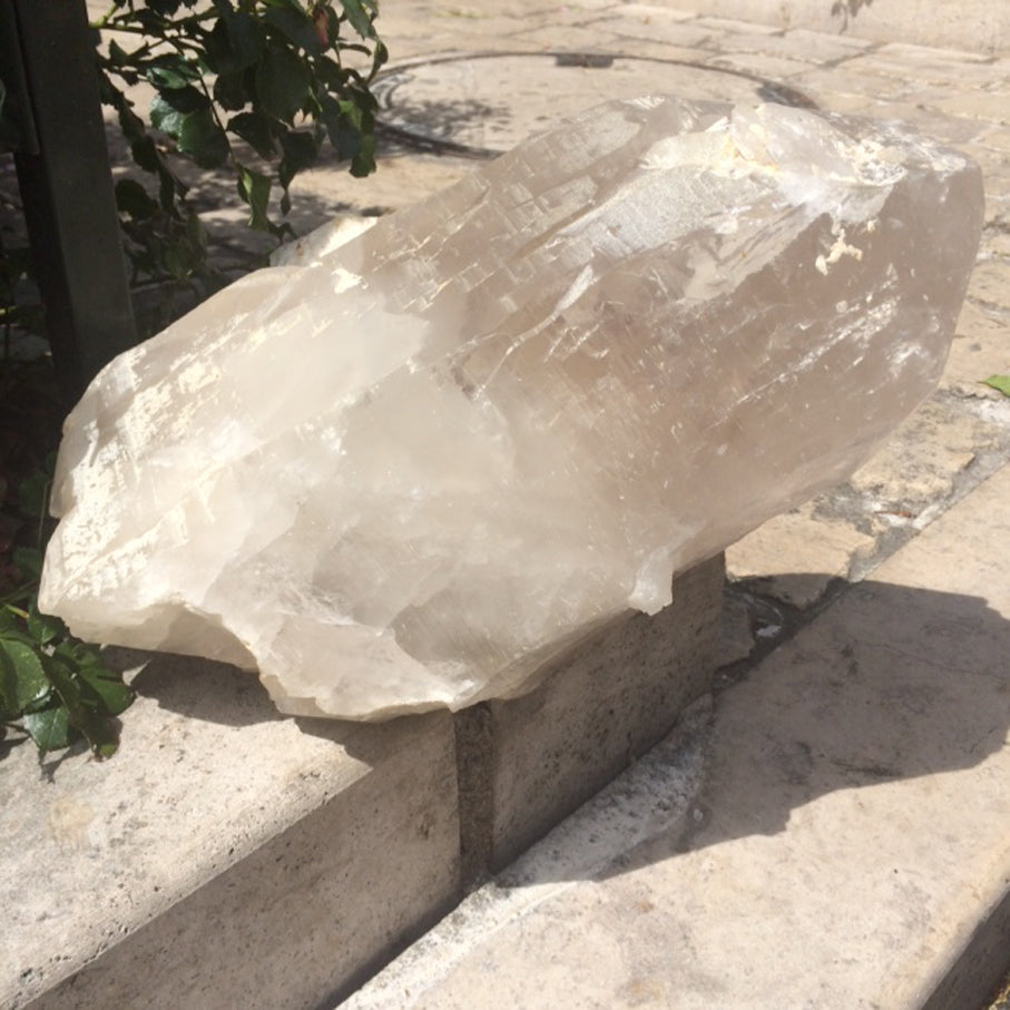 Rare ! Quartz/ Cristal de roche géant de 14,3 kilogrammes venant de l'Himalaya, côté Pakistan. Magnifique spécimen, impressionnant et très puissant!