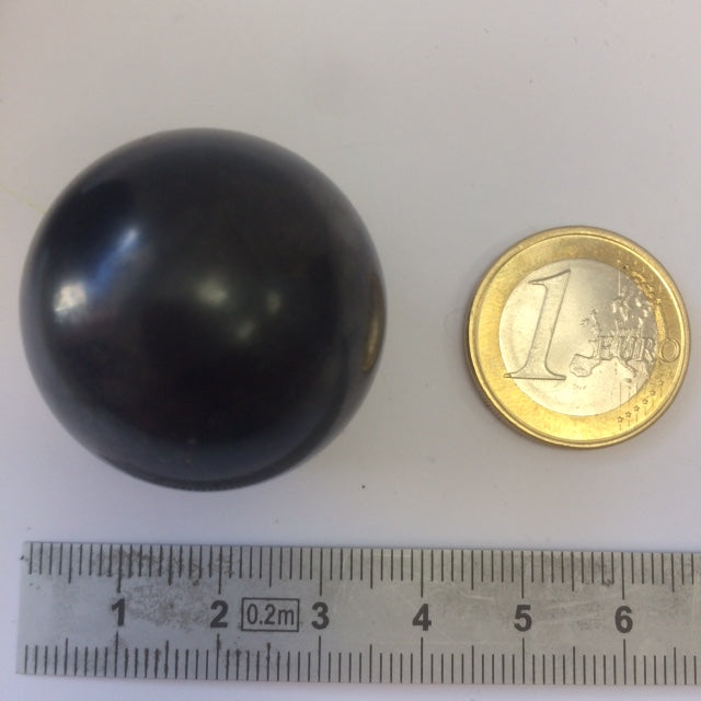 Sphère en Shungite, de 30, 40 ou 50 millimètres, de 60 à 120 grammes. Magnifique qualité ! Parfait pour la lithothérapie, collection, exposition...!