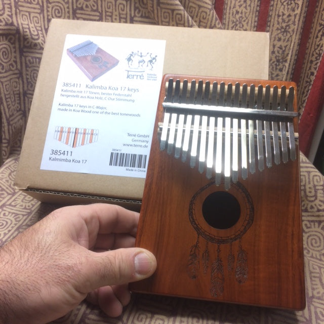 La kalimba ou piano a doigt ! 17 notes, fait en bois de koa (bois de résonance tropical) dans la tonalité de do/ C majeur. Décoré d'un motif indien sculpté et est livrée avec un sac en tissu et un marteau d'accordage ! 23x19x7,5 cm !