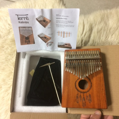 La kalimba ou piano a doigt ! 17 notes, fait en bois de koa (bois de résonance tropical) dans la tonalité de do/ C majeur. Décoré d'un motif indien sculpté et est livrée avec un sac en tissu et un marteau d'accordage ! 23x19x7,5 cm !