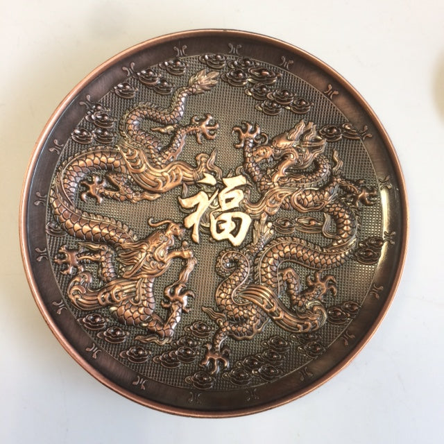 Brûleur de bâtons d'encens magnifiquement orné de dragons sur le dessus et le fond.  Avec une pièce contenant des trous qui correspondent à la plupart des encens tibétains et japonais.  Matériau: Alliage de zinc. Non toxique. Propre et recyclable !