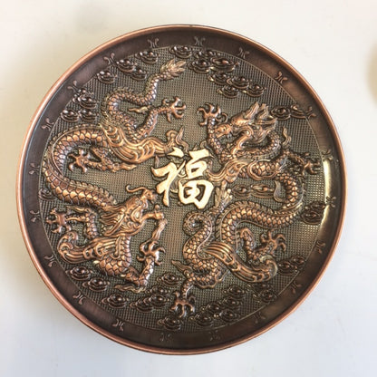 Brûleur de bâtons d'encens magnifiquement orné de dragons sur le dessus et le fond.  Avec une pièce contenant des trous qui correspondent à la plupart des encens tibétains et japonais.  Matériau: Alliage de zinc. Non toxique. Propre et recyclable !