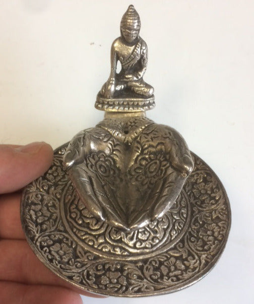 Porte-encens pour brûler des bâtons d'encens minces de 9x4 cm - 75 grammes. Avec un Bouddha et deux mains offrant qui recueillent les cendres. Sculptures détaillées !