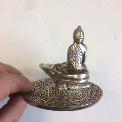 Porte-encens pour brûler des bâtons d'encens minces de 9x4 cm - 75 grammes. Avec un Bouddha et deux mains offrant qui recueillent les cendres. Sculptures détaillées !